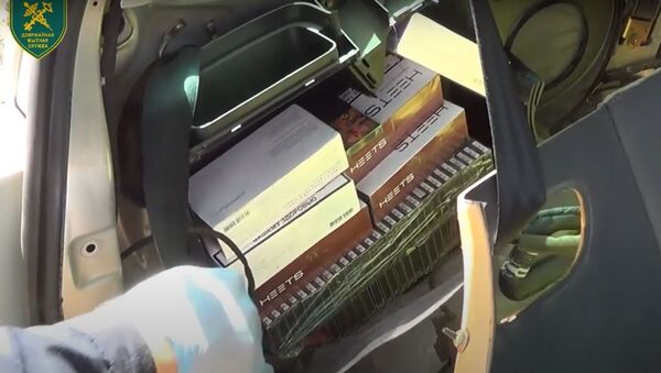 Nufilmuotos lietuvio automobilyje rastos slėptuvės, kuriose mėginta gabenti tabaką - Sputnik Lietuva