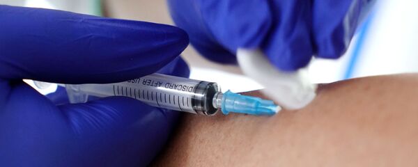 Медик делает прививку, архивное фото Медик делает прививку, архивное фото - Sputnik Литва