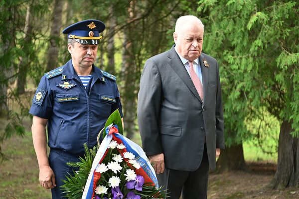 Возложение цветов к мемориалу воинов-освободителей в честь освобождения Вильнюса - Sputnik Литва