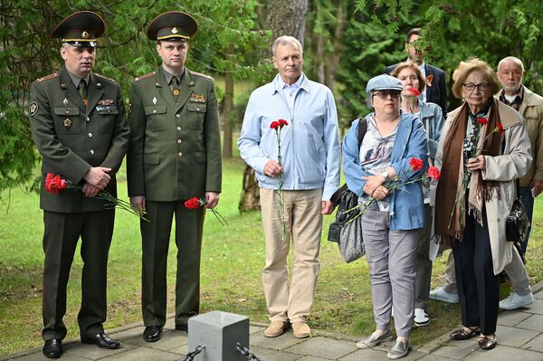 Возложение цветов к мемориалу воинов-освободителей в честь освобождения Вильнюса - Sputnik Литва