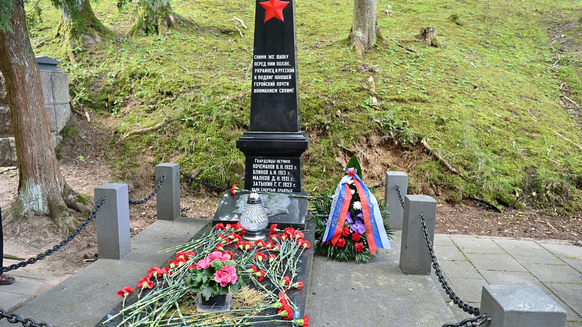 Возложение цветов к мемориалу воинов-освободителей в честь освобождения Вильнюса - Sputnik Lietuva, 1920, 15.04.2022