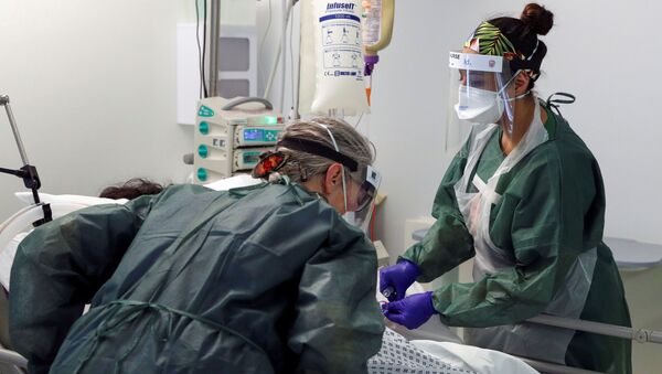Медсестры ухаживают за пациентом с коронавирусом, Великобритания - Sputnik Литва