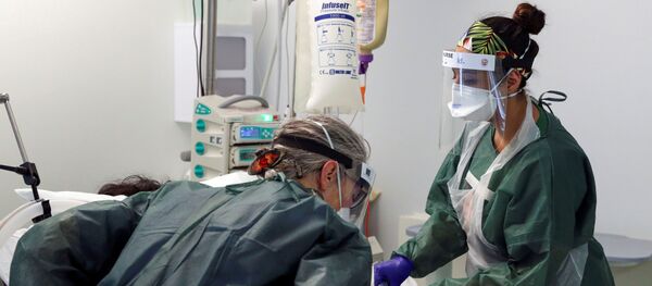 Медсестры ухаживают за пациентом с коронавирусом, Великобритания Медсестры ухаживают за пациентом с коронавирусом, Великобритания - Sputnik Литва