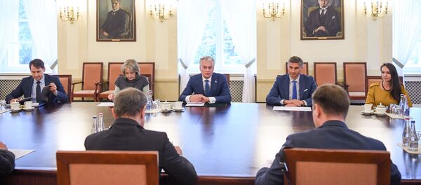 Встреча президента Литвы Гитанаса Науседы с министром финансов Вилюсом Шапокой, министром сельского хозяйства Андрюсом Палионисом, министром окружающей среды Кястутисом Мажейкой, министр экономики и инноваций Римантасом Синкявичюсом - Sputnik Литва