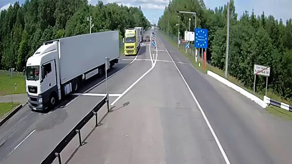 Очередь из фур в пункте пропуска Каменный Лог на границе Белоруссии и Литвы, 15 июля 2020 год - Sputnik Lietuva