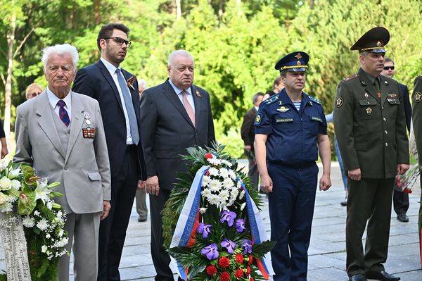 Возложение цветов к мемориалу воинов-освободителей в честь освобождения Вильнюса - Sputnik Lietuva