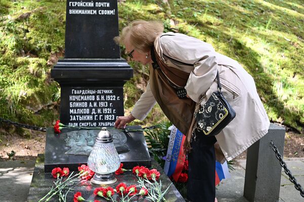 Возложение цветов к мемориалу воинов-освободителей в честь освобождения Вильнюса - Sputnik Lietuva