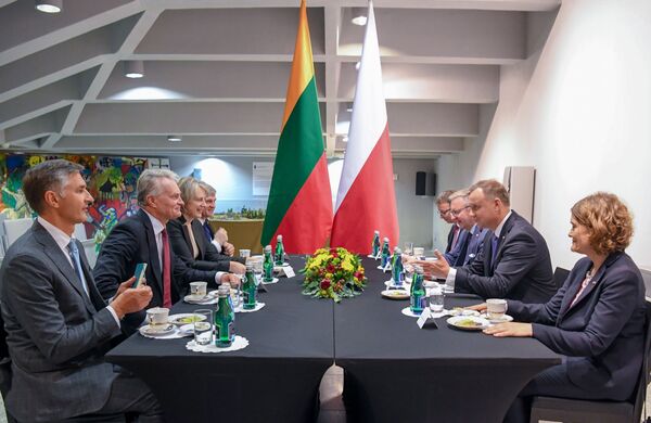 Президент Литвы дал оценку идее по размещению войск США в Польше - Sputnik Литва