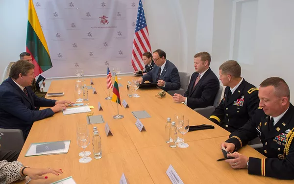 Oficialaus Jungtinių Amerikos Valstijų Sausumos pajėgų sekretoriaus Ryan D. McCarthy vizitas į Lietuvą. Oficialaus Jungtinių Amerikos Valstijų Sausumos pajėgų sekretoriaus Ryan D. McCarthy vizitas į Lietuvą. - Sputnik Lietuva