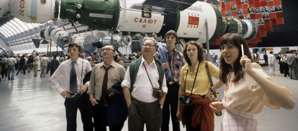 Гости XXII Олимпийских игр - туристы из Великобритании в павильоне Космос на Выставке достижений народного хозяйства СССР - Sputnik Литва