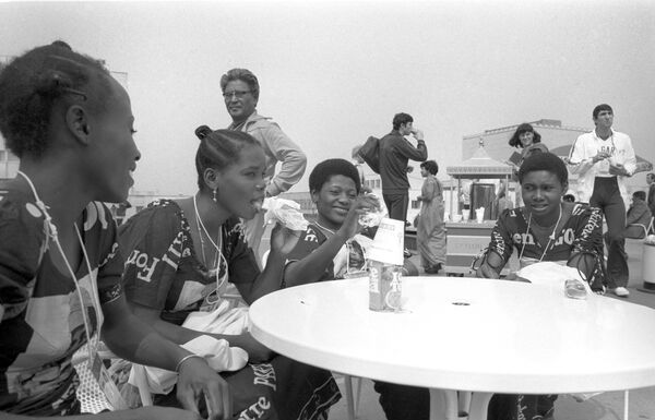 Быт Олимпиады-80: диковинные продукты, иностранцы и биржа билетов - Sputnik Литва