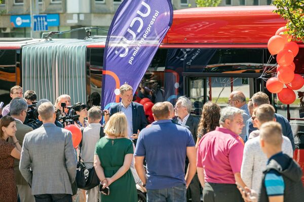 Vilniaus viešąjį transportą papildė 50 naujų autobusų — video Vilniaus viešąjį transportą papildė 50 naujų autobusų — video - Sputnik Lietuva