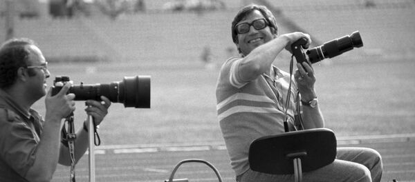 Фотокорреспонденты АПН Дмитрий Донской (слева) и Юрий Сомов освещают события Олимпиады-80 - Sputnik Литва