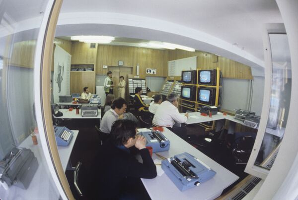 Новая техника, курьезы и полет Мишки: как СМИ работали на Олимпиаде-80 - Sputnik Литва