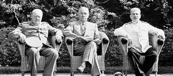 Премьер-министр Великобритании У. Черчилль, президент США Г. Трумэн, председатель Совета народных комиссаров СССР и председатель Государственного комитета Обороны СССР, Генеральный секретарь ЦК ВКП (б), И.В.Сталин на Потсдамской конференции, 1945 год Премьер-министр Великобритании У. Черчилль, президент США Г. Трумэн, председатель Совета народных комиссаров СССР и председатель Государственного комитета Обороны СССР, Генеральный секретарь ЦК ВКП (б), И.В.Сталин на Потсдамской конференции, 1945 год - Sputnik Lietuva