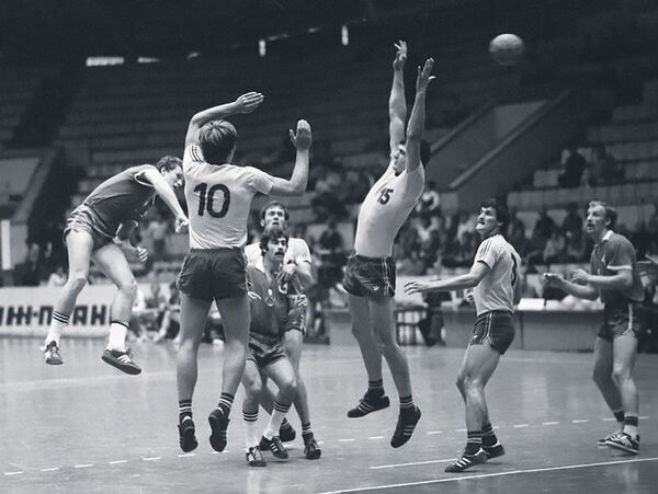 Вернись я в прошлое – ничего бы не менял: Валуцкас об игре за сборную СССР Вернись я в прошлое – ничего бы не менял: Валуцкас об игре за сборную СССР - Sputnik Литва