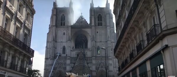 Появилось видео пожара одного из крупнейших готических соборов во Франции Появилось видео пожара одного из крупнейших готических соборов во Франции - Sputnik Lietuva