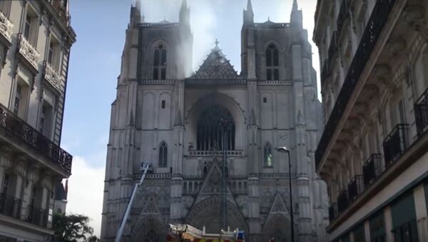Появилось видео пожара одного из крупнейших готических соборов во Франции - Sputnik Литва