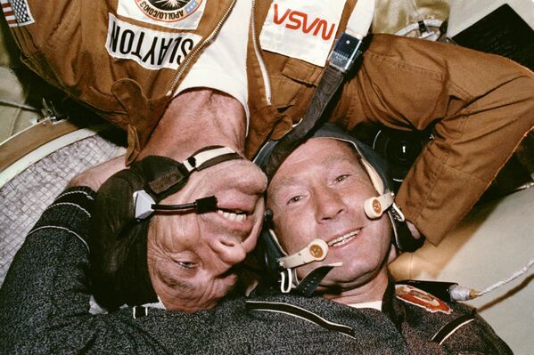 Встреча советского космонавта и американского астронавта после стыковки кораблей Союз-Аполлон - Sputnik Lietuva