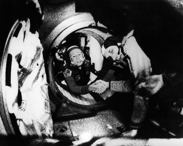 Летчик-космонавт СССР Алексей Леонов и американский астронавт Томас Пэттен Стаффорд во время рукопожатия в рамках экспериментального проекта Аполлон-Союз - Sputnik Литва