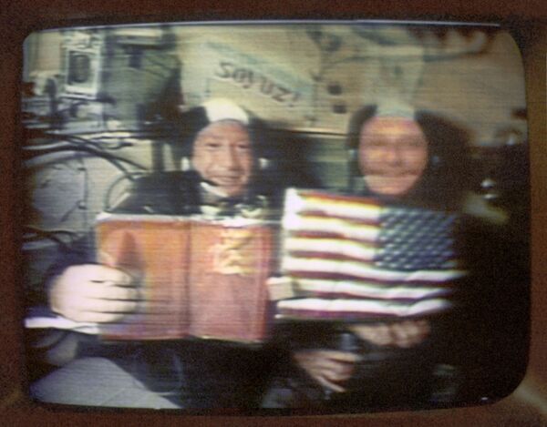 Советский космонавт Алексей Леонов (слева) и американский астронавт Томас Стаффорд отвечают на вопросы журналистов на первой космической пресс-конференции во время экспериментального полета космических кораблей Аполлон - Союз в июле 1975 года - Sputnik Литва