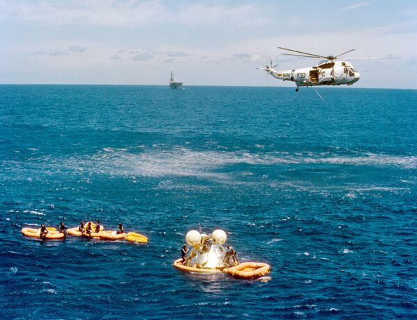Возвращение на Землю капсулы с американскими астронавтами после завершения экспериментального полета Союз-Аполлон - Sputnik Lietuva