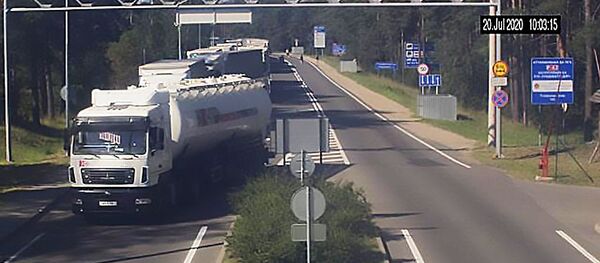 Очередь из фур в пункте пропуска Привалка на границе Белоруссии и Литвы, 20 июля 2020 год Очередь из фур в пункте пропуска Привалка на границе Белоруссии и Литвы, 20 июля 2020 год - Sputnik Lietuva