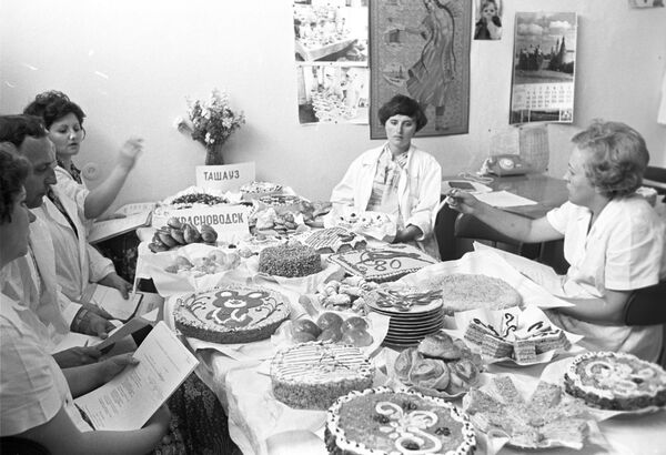 Вкусовые потрясения: какие продукты появились в СССР в период Игр - Sputnik Литва