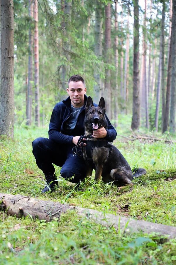 Policijos pareigūnai su tarnybiniu šunimi išgelbėjo miške paklydusią moterį Policijos pareigūnai su tarnybiniu šunimi išgelbėjo miške paklydusią moterį - Sputnik Lietuva