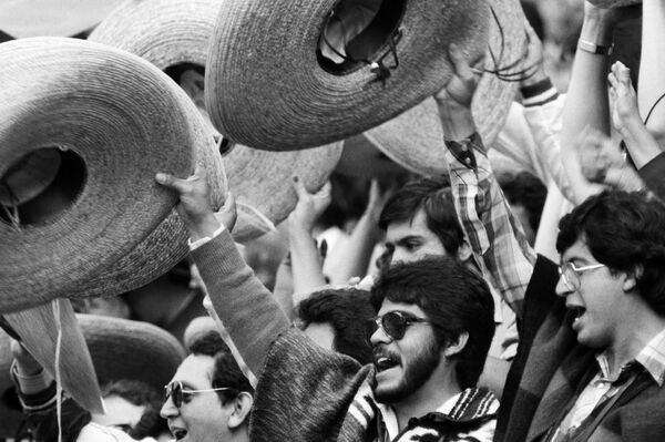 Нет лишнего билетика? Как заполнялись трибуны московской Олимпиады - Sputnik Литва