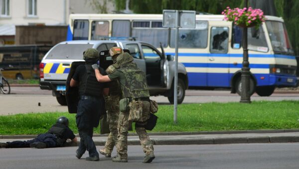 Сотрудники полиции во время силовой операции у автобуса, захваченного мужчиной, имеющим при себе взрывчатку и оружие, Луцк - Sputnik Lietuva
