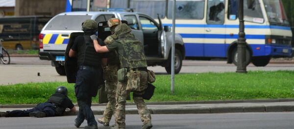 Сотрудники полиции во время силовой операции у автобуса, захваченного мужчиной, имеющим при себе взрывчатку и оружие, Луцк Сотрудники полиции во время силовой операции у автобуса, захваченного мужчиной, имеющим при себе взрывчатку и оружие, Луцк - Sputnik Lietuva