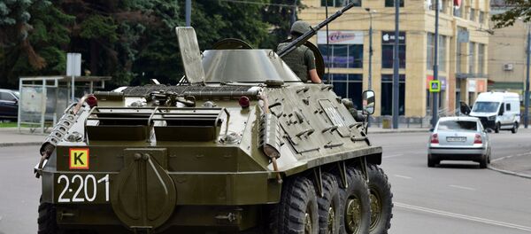 Бронетранспортер БТР-80 на улице, где стоит автобус, захваченный мужчиной, имеющим при себе взрывчатку и оружие, Луцк - Sputnik Литва