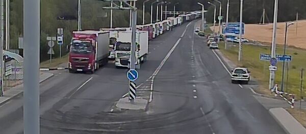 Sunkvežimių eilė pasienio kontrolės punkte Kamennyj Log, 2020-07-22 Sunkvežimių eilė pasienio kontrolės punkte Kamennyj Log, 2020-07-22 - Sputnik Lietuva