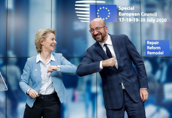 Глава Евросовета Шарль Мишель и председатель Еврокомиссии Урсула фон дер Ляйен на саммите ЕС в Брюсселе - Sputnik Литва