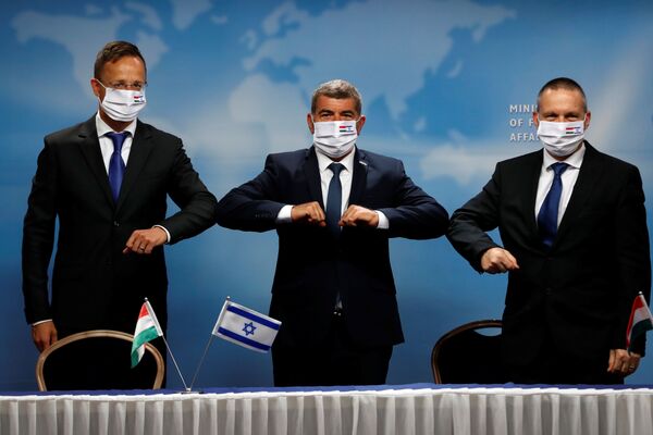 Израильский министр Габи Ашкенази, венгерский министр Петер Сийярто и министр Ижар Шай в Израиле - Sputnik Литва