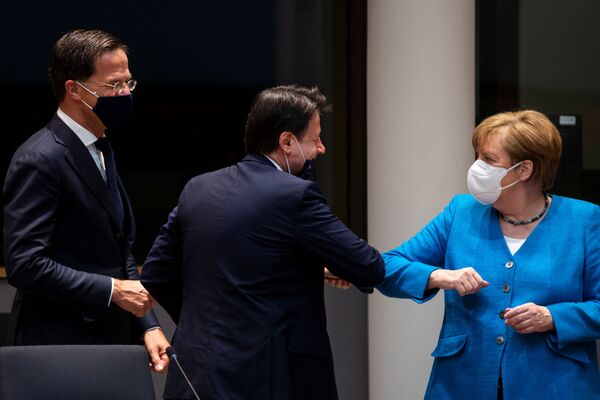 Ангела Меркель здоровается с Джузеппе Конте на саммите ЕС в Брюсселе - Sputnik Литва
