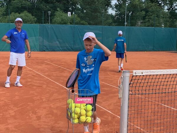 Лучшие литовские теннисисты приняли участие в лагере Академии Надаля Лучшие литовские теннисисты приняли участие в лагере Академии Надаля - Sputnik Литва