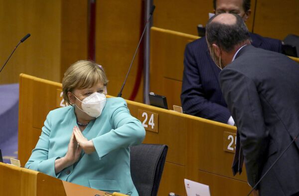 Канцлер Германии Ангела Меркель во время приветствия локтем на пленарной сессии Европейского парламента в Брюсселе  - Sputnik Lietuva
