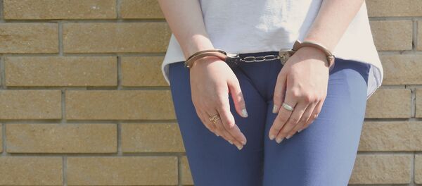 Женщина в наручниках Женщина в наручниках - Sputnik Lietuva