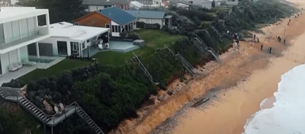 Australijoje dėl nuošliaužų į vandenyną buvo nuplauti pakrančių namai Australijoje dėl nuošliaužų į vandenyną buvo nuplauti pakrančių namai - Sputnik Lietuva