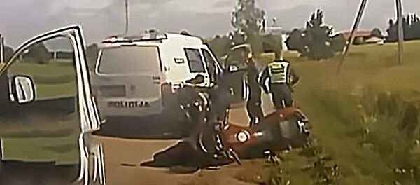 Policija parodė, kaip persekiojo teisės neturintį vairuoti motociklininką Policija parodė, kaip persekiojo teisės neturintį vairuoti motociklininką - Sputnik Lietuva