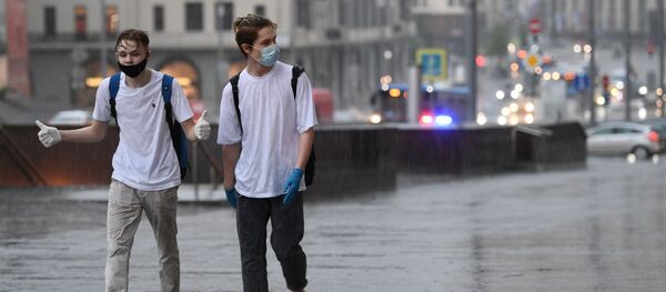 Молодые люди в медицинских масках Молодые люди в медицинских масках - Sputnik Lietuva