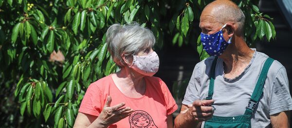 Vyresnio amžiaus žmonės su apsauginėmis veido kaukėmis Vyresnio amžiaus žmonės su apsauginėmis veido kaukėmis - Sputnik Lietuva