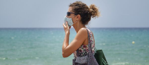 Девушка в медицинской маске Девушка в медицинской маске - Sputnik Lietuva