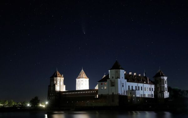 Kometa Neowise virš Miro pilies, Baltarusija - Sputnik Lietuva