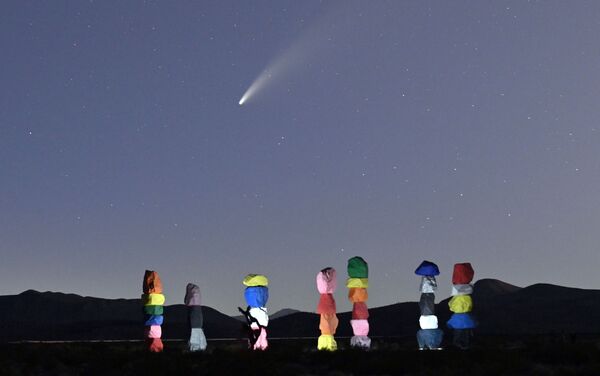 Kometa Neowise danguje virš dailininko Ugo Rondinone dailės instaliacijos Septyni magijos kalnai Gino mieste, Nevadoje, JAV - Sputnik Lietuva
