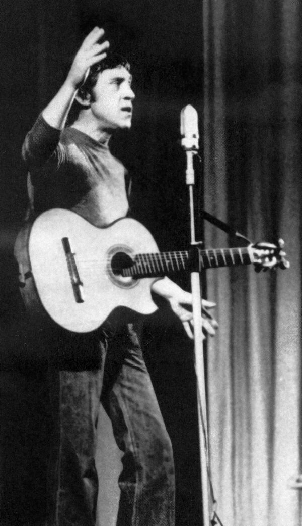 Прощание с легендой: как проходили похороны Высоцкого в дни Олимпиады Прощание с легендой: как проходили похороны Высоцкого в дни Олимпиады - Sputnik Литва