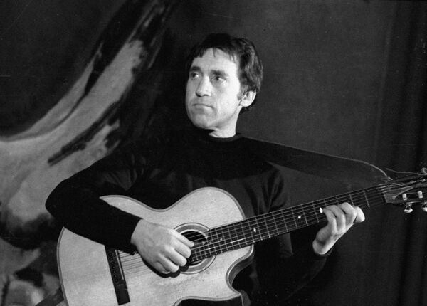 Прощание с легендой: как проходили похороны Высоцкого в дни Олимпиады Прощание с легендой: как проходили похороны Высоцкого в дни Олимпиады - Sputnik Литва