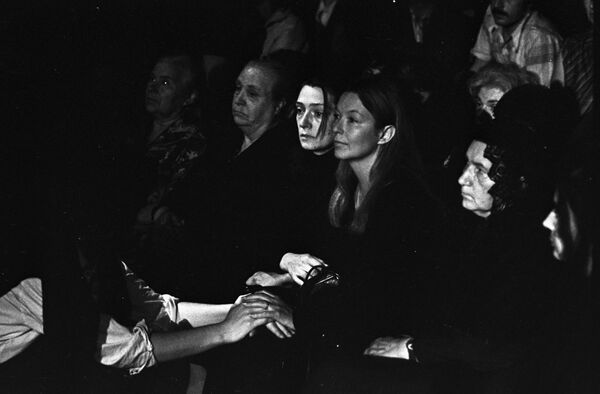 Прощание с легендой: как проходили похороны Высоцкого в дни Олимпиады Прощание с легендой: как проходили похороны Высоцкого в дни Олимпиады - Sputnik Литва